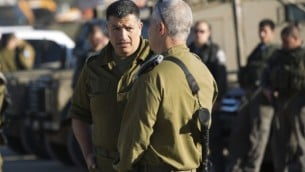 العميد الجنرال يوئاف مردخاي (يسار) في حاجز بيتونيا بجانب رام الله في الضفة الغربية (Yonatan Sindel/ Flash 90)