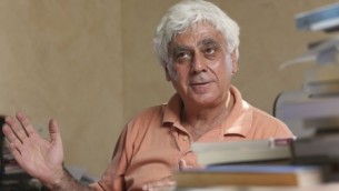 رئيس جامعة القدس بروفسور سري نسيبة في مكتبه في بيت حنينا القدس (بعدسة ناتي شوحاط/ فلاش ٩٠)
