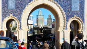 مدينة فاس القديمة، أو المدينة وهي موقع كبير تابع لمؤسسة اليونسكو للتراث العالمي. في بعض الأحيان يشار إليها "بأثينا الأفريقية"، عاصمة القرون الوسطى هذه كان شهيرة بيبب الحرفيه الكبيره لليهود والمسلمين والامازيغ من بين امور اخرى. (تصوير: ميخال شمولوفيتش)