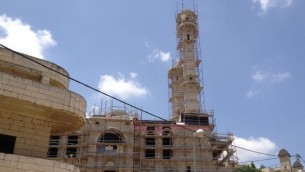 المسجد الجديد في ابو غوش اثناء عملية البناء الممولة من تبرعات شيشانية (بعدسة الحانان ميلر/ تايمز أوف اسرائيل)