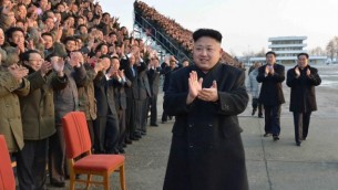 صورة بدون تاريخ  قدمتها وكالة الاخبار كوريا  الشمالية للصحافة العالمية بتاريخ 11 فبراير 2014 وبها كيم جونج اون خلال مؤتمر وطني لعمال القطاع الزراعي في مكان غير معروف في كوريا الشمالية (: KCNA via KNS/AFP/File)