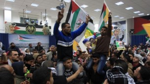 فلسطينيون يحتفلون بالنبضة الثالثة من اطلاق سراح الاسرى الامنيين في المقر الرئاسي برام الله (بعدسة عصام ريماوي/ فلاش 90)