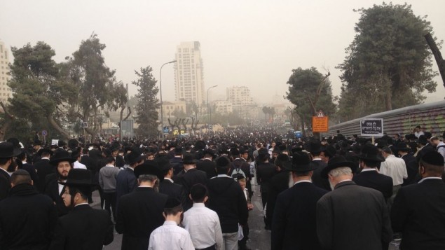 متظاهرون من اليهود المتشددين في حشد ضد التجنيد 2 مارس 2014 (بعدسة ميتش جينسبرج/ طاقم تايمز اوف اسرائيل)