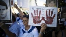 عائلات واقرباء ضحايا هجومات على اسرائيل في اعتصام قبل موعد النبضة الثالثة التي ستطلق سراح 104 سجناء أمنيون (يوناتان سنايدل/ فلاش 90)