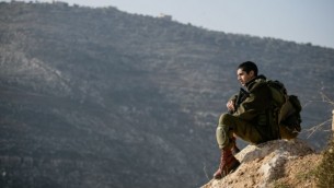 صورة توضيحية لجندي في غور الاردن 2 يناير 2014 (بعدسة يوري لينز/ فلاش 90)