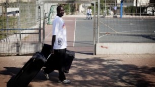 صورة توضيحية لمهاجر سوداني يستعد لمغادرة اسرائيل (بعدسة تالي ماير/ فلاش 90)