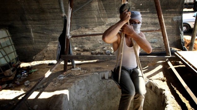 عامل فلسطيني عند نفق تهريب بين قطاع غزة ومصر (بعدسة عبد الرحيم خطيب / فلاش 90)