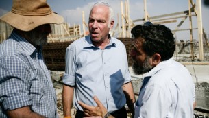 وزير البناء والاسكان وعضو حزب البيت اليهودي أوري اريئل  مع رئيس يشع (حركة الاستيطان الصهيونية) زيئيف تشيبر في مؤتمر صحفي يروج البناء في المستوطنات 13 اغسطس 2013 (فلاش 90)