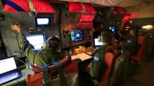 صورة مقدمة من وزارة الدفاع الاسترالية ٣ ابريل ٢٠١٤ تظهر  أفراد الطاقم على متن RAAF أوريون أثناء البحث عن المفقودين ماليزيا للخطوط الجوية MH370 في جنوب المحيط الهندي. (الصورة الائتمان: AFP / الدفاع الاسترالية / CPL DAVID غيبز)
