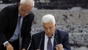 وقع الرئيس الفلسطيني محمود عباس مساء الثلاثاء طلب الانضمام الى 15 منظمة ومعاهدة دولية في الامم المتحدة ١ ابريل ٢٠١٤ (بعدسة عباس مونمي/ أ ف ب)