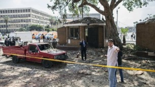 صورة للتوضيح: مصريون يتفحصون الاضرار بعد انفجارين في القاهرة واللذين تلاهما انفجار ثالث بعد قدوم الشرطة، 2014 (محمود خالد / أ ف ب)