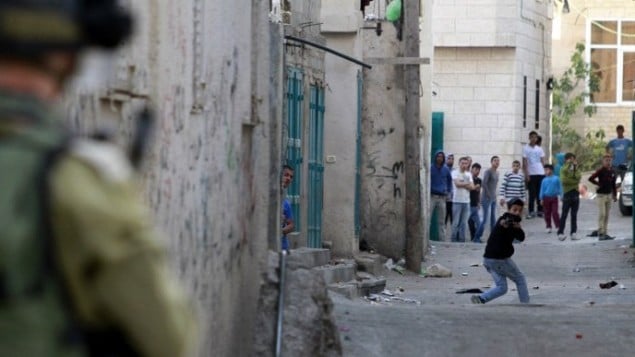 متظاهر فلسطيني يرمي الحجارة بواسطة مقلاع على قوات الجيش الاسرائيلي خلال اشتباكات في مخيم عايدة 14 ابريل 2014 (Musa al-Shaer/AFP) متظاهر فلسطيني يرمي الحجارة بواسطة مقلاع على قوات الجيش الاسرائيلي خلال اشتباكات في مخيم عايدة 14 ابريل 2014 (Musa al-Shaer/AFP)