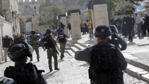 اشتباكات بين الجنود والمصلين في الاقصى ١٦ ابريل ٢٠١٤ (أ ف ب/ احمد غرابلي)