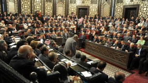 صورة  لوكالة الانباء السورية الرسمية (سانا) تبين البرلمان السوري في 21 أبريل 2014، في دمشق. جلسة تقرير اجراء انتخابات الرئاسية  في 3 يونيو. AFP PHOTO / HO / SANA