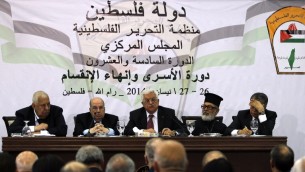 رئيس السلطة الفلسطينية محمود عباس يلقي خطابا أمام أعضاء منظمة التحرير الفلسطينية خلال اجتماع المجلس المركزي في مدينة رام الله، 26 أبريل 2014 (AFP PHOTO / عباس نوامني)