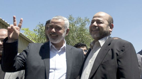 رئيس الوزراء الفلسطيني في قطاع غزة إسماعيل هنية يحيي نائب زعيم الحركة، موسى أبو مرزوق، لدى وصوله مدينة غزة، الاثنين 21 أبريل، 2014 (تصوير: AFP PHOTO / محمود الهمص) رئيس الوزراء الفلسطيني في قطاع غزة إسماعيل هنية يحيي نائب زعيم الحركة، موسى أبو مرزوق، لدى وصوله مدينة غزة، الاثنين 21 أبريل، 2014 (تصوير: AFP PHOTO / محمود الهمص)