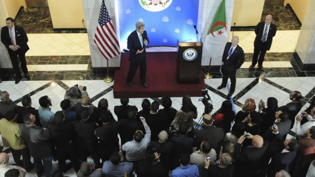 جون كيري يخطب امام طاقم عمال السفارة الامريكية في الجزائر (US State Department) جون كيري يخطب امام طاقم عمال السفارة الامريكية في الجزائر (US State Department)