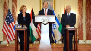 وزير الخارجية جون كيري  مع وزيرة العدل وكبيرة المفاوضين تسيبي ليفني، إلى اليسار، وكبير المفاوضين الفلسطينيين صائب عريقات، بعد استئناف محادثات السلام الاسرائيلية الفلسطينية، الثلاثاء، 30 يوليو، 2013، في وزارة الخارجية في واشنطن. (courtesy US State Department)