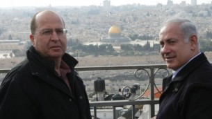 رئيس الوزراء مع وزير الدفاع امام القدس الشرقية العام المنصرم (كوبي جدعون / فلاش ٩٠)