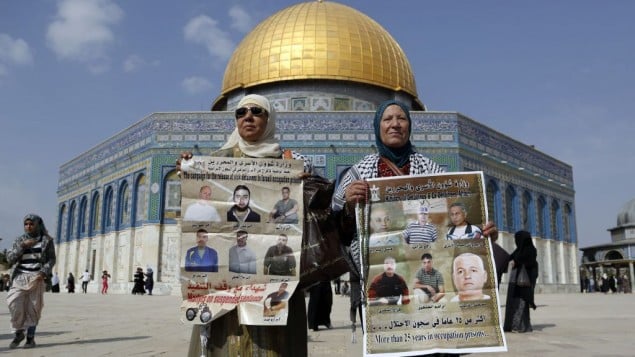 نساء فلسطينيات تحملن صور السجناء الامنيون المرضى المحتجزون في السجون الاسرائيلية ١ نوفمبر ٢٠١٣ (فلاش ٩٠)