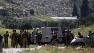 جنود اسرائيليون في حالة تأهب بعد اطلاق النار في شارع ٣٥ قضاء الخليل ١٥ ابريل ٢٠١٤ (فلاش ٩٠)