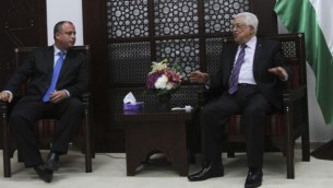 رئيس السلطة الفلسطينية محمود عباس مع عضو الكنيست الاسرائيلي حيليك بار في رام الله الضفة الغربية ١٦ ابريل ٢٠١٤ (عصام ريماوي/ فلاش ٩٠)
