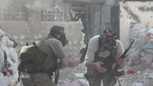 مقاتلو المعارضة السورية اثناء هجوم كيماوي (screen capture: Youtube/MrMrAsi)