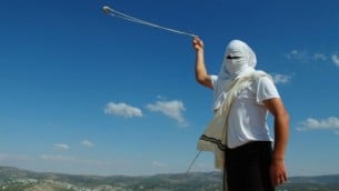 مستوطن ملثم يلوّح بمقلاع بجانب المستوطنة يتسهار ١٩ مايو ٢٠١٣ (فلاش ٩٠)