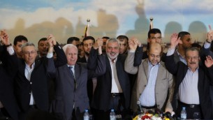 من اليسار: مصطفى البرغوثي، رئيس وفد حركة فتح الفلسطينية عزام الأحمد، رئيس حكومة حماس في قطاع غزة اسماعيل هنية، نائب زعيم حماس موسى أبو مرزوق، والامين العام للجبهة العربية الفلسطينية جميل شحادة، في غزة يوم 23 أبريل 2014 بعد الاعلان عن اتفاق الوحدة. (AFP/Said Khatib)