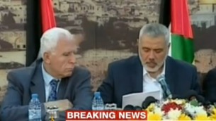 مندوب السلطة الفلسطينية عزام الاحمد ورئيس حركة حماس اسماعيل هنية يتحدثان الى الصحافة اليوم الاربعاء (من شاشة الجزيرة)