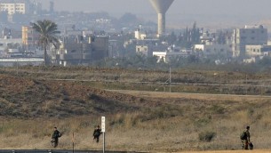 دورية الجيش الاسرائيلي على الحدود مع غزة يناير 2014 (فلاش 90)
