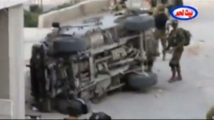 جنود يتفحصون اسباب انقلاب جيب في بيت لحم 30 مارس (من شاشة اليوتوب)