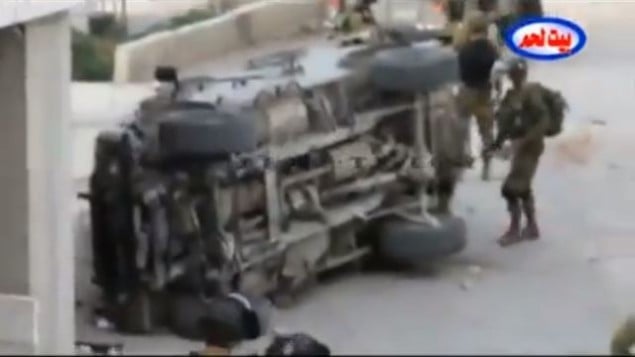 جنود يتفحصون اسباب انقلاب جيب في بيت لحم 30 مارس (من شاشة اليوتوب) جنود يتفحصون اسباب انقلاب جيب في بيت لحم 30 مارس (من شاشة اليوتوب)