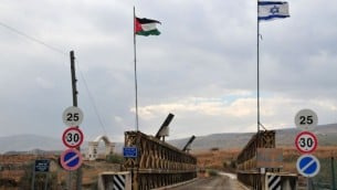 الجسر فوق نهر الاردن على الحدود الاسرائيلية الاردنية (شاي ليفي/ فلاش 90)