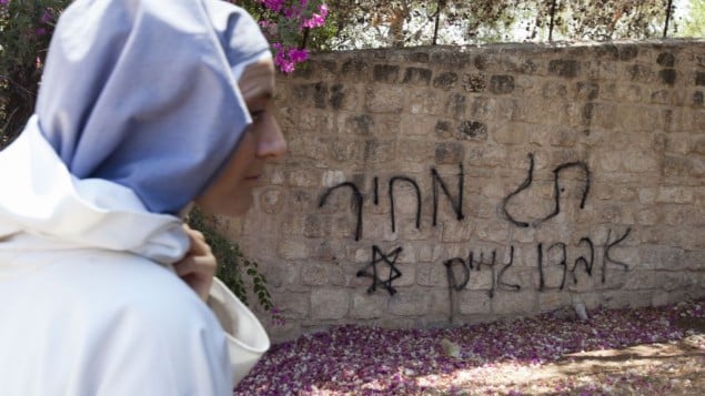 راهبة تمر امام كتابت "دفع ثمن" بجانب بيت شمش في اغسطس (فلاش 90) راهبة تمر امام كتابت "دفع ثمن" بجانب بيت شمش في اغسطس (فلاش 90)