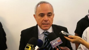 وزير الشؤون الاستراتيجية والعلاقات الدولية يوفال شتاينيتس يتحدث امام الصحافة خلال اجتماع الكابينت الاسبوعي في القدس 23 يونيو 2013 (مارك سيليم/ فلاش 90)
