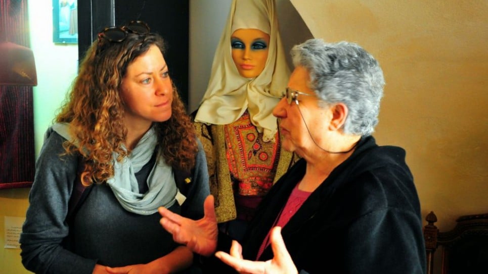 أثناء محاضرة تشرح عن الحياة العربية التقليدية في بيت لحم (photo credit: copyright/Bruce Shaffer)