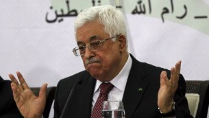 رئيس السلطة الفلسطينية محمود عباس (C) يلقي خطابا أمام أعضاء منظمة التحرير الفلسطينية (منظمة التحرير الفلسطينية)  المجلس المركزي خلال اجتماع عقد في مدينة رام الله بالضفة الغربية يوم 26 أبريل 2014.  AFP PHOTO / عباس نوامني