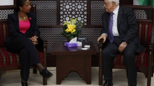 الرئيس الفلسطيني محمود عباس يلتقي مستشارة الأمن القومي الأميركي سوزان رايس في مدينة رام الله بالضفة الغربية يوم 8 مايو 2014. AFP PHOTO / MOHAMAD TOROKMAN