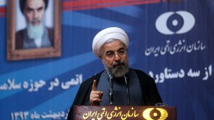 الرئيس الايراني حسن روحاني يلقي خطابا خلال حفل أقيم في منظمة الطاقة الذرية الايرانية  في طهران يوم 11 مايو 2014. (AFP PHOTO / HO / PRESIDENCY WEBSITE)