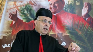 رئيس أساقفة الكنيسة المارونية حيفا والأراضي المقدسة  موسى الحاج خلال مؤتمر صحافي في منزله في المدينة الساحلية حيفا بشمال اسرائيل يوم 14 مايو 2014، على الزيارة المرتقبة ل بطريرك الكنيسة المارونية ومقرها لبنان و الكاردينال للكنيسة الشرقية الكاثوليكية، بشارة الراعي، الى القدس للقاء البابا AFP PHOTO / JACK GUEZ