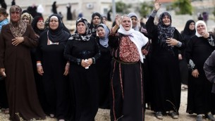قريبات الفلسطيني محمد عودة  17، اثناء تشييع جثمانه في بيرزيت قرب مدينة رام الله بالضفة الغربية يوم 16 مايو 2014  توفي عودة وزميله مصعب نوارة (20 عاما)  في مستشفى رام الله بعد إصابته برصاصة في الصدر خلال مظاهرة بالقرب من سجن عوفر للمطالبة بإطلاق سراح  الفلسطينيين الذين تحتجزهم اسرائيل. AFP PHOTO / THOMAS COEX