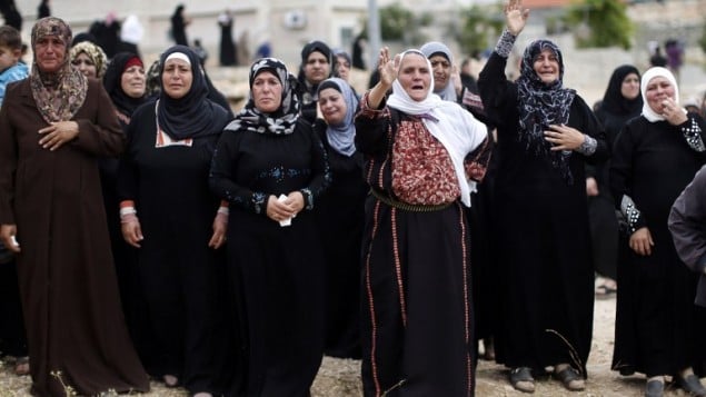 قريبات الفلسطيني محمد عودة  17، اثناء تشييع جثمانه في بيرزيت قرب مدينة رام الله بالضفة الغربية يوم 16 مايو 2014  توفي عودة وزميله مصعب نوارة (20 عاما)  في مستشفى رام الله بعد إصابته برصاصة في الصدر خلال مظاهرة بالقرب من سجن عوفر للمطالبة بإطلاق سراح  الفلسطينيين الذين تحتجزهم اسرائيل. AFP PHOTO / THOMAS COEX