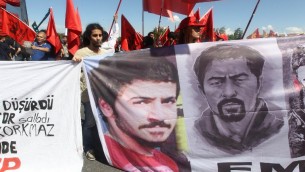 تركيا، مظاهرة 12 مايو 2014، خارج المحكمة - اربعة من شرطة مكافحة الشغب التركية يمثلون امام المحاكمة بتهمة ضرب متظاهر إلى موت علي إسماعيل قرقماز. AFP PHOTO / ADEM ALTAN