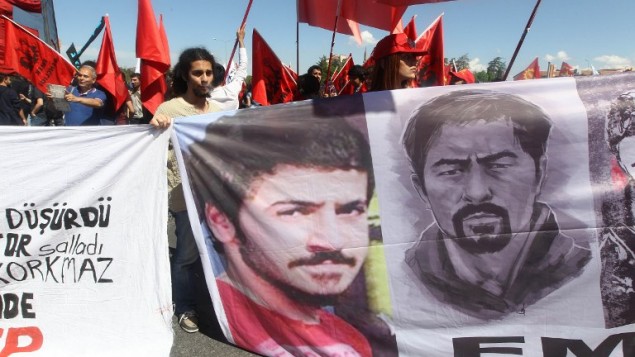 تركيا، مظاهرة 12 مايو 2014، خارج المحكمة - اربعة من شرطة مكافحة الشغب التركية يمثلون امام المحاكمة بتهمة ضرب متظاهر إلى موت علي إسماعيل قرقماز. AFP PHOTO / ADEM ALTAN