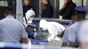 الشرطة تتفحص موقع الهجوم على المتحف اليهودي في بروكسل ٢٤ مايو ٢٠١٤ ( AFP/ BELGA PHOTO / NICOLAS MAETERLINCK)