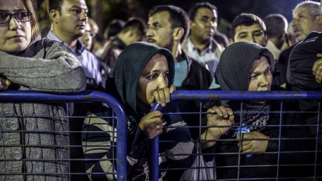 ناس أمام المستشفى في انتظار الأخبار من أقاربهم 14 مايو 2014. 201 شخصا على الاقل قتلوا وبقي مئات آخرين محاصرين تحت الارض بعد انفجار وحريق في منجم للفحم في اقليم غرب تركيا مانيسا، AFP PHOTO / BULENT KILIC ناس أمام المستشفى في انتظار الأخبار من أقاربهم 14 مايو 2014. 201 شخصا على الاقل قتلوا وبقي مئات آخرين محاصرين تحت الارض بعد انفجار وحريق في منجم للفحم في اقليم غرب تركيا مانيسا، AFP PHOTO / BULENT KILIC