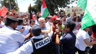 شرطة مكافحة الشغب تشتبك مع متظاهرين فلسطينيين يتظاهرون ضد استئناف محادثات السلام مع اسرائيل في مدينة رام الله بالضفة الغربية في يوليو تموز. وفقا لتقرير سنوي من قبل المنظمات غير الحكومية لحقوق الانسان بتسيلم 2013 شهدت ارتفاعا حادا في عدد من فلسطينيي الضفة الغربية الذين قتلتهم إسرائيل (Issam Rimawi/Flash90)
