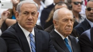 من اليمين الى اليسار، رئيس الدولة شمعون بيريس، رئيس الحكومة بنيامين نتنياهو ووزير الدفاع موشي يعالون، 30 ابريل 2014  (David Vaaknini/POOL/Flash 90)
