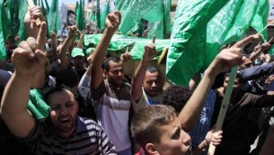 نشطاء اسلاميون يرفعون اعلام حماس خلال جنازة في رام الله ٣٠ ابريل ٢٠١٤ (عصام ريماوي/ فلاش ٩٠)
